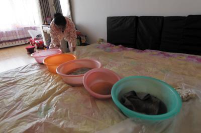济宁楼上漏水，住户失联，小区没物管，业主维权难！律师来支招……